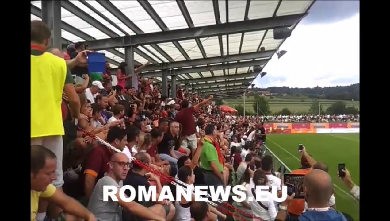 Bad Waltersdorf, i tifosi intonano cori per la Roma prima dell'allenamento