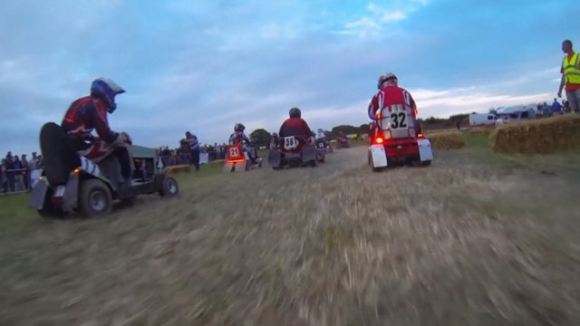 Caméra embarquée au coeur d'une course de tondeuses à gazon