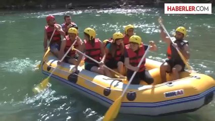 Engellilerin Munzur'da rafting keyfi -