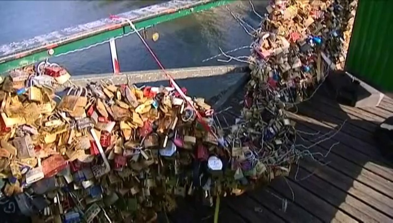 Paris veut remplacer les "cadenas d'amour" du pont des Arts par des selfies