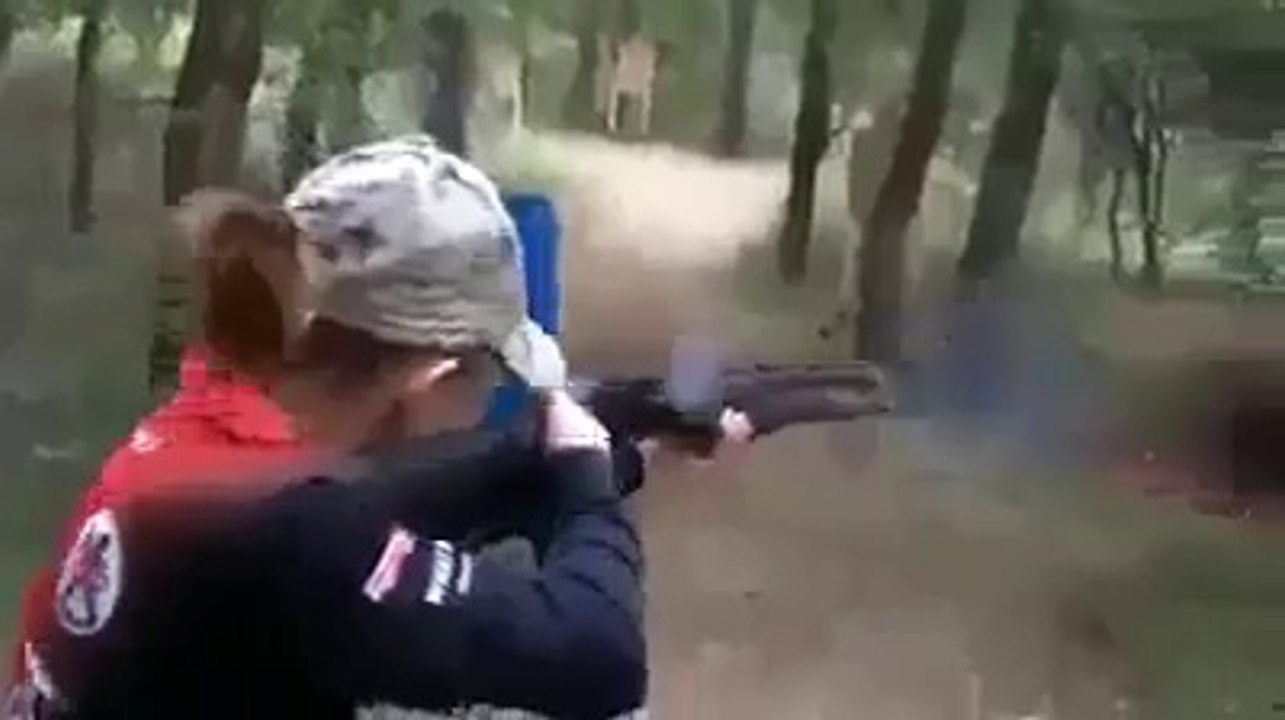 Wow! A Little Girl Shoot her Target from Gun