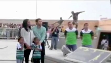 Estatua del  Chucho  Benítez en Santos