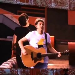 hahaha niall horan e zouis la atras