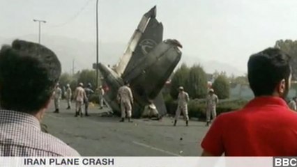 Video herunterladen: Plane Crashes Near Tehran, Highlights Iran's Aviation Record