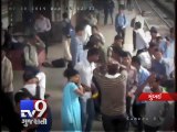 Minor girl dies after falling into train-platform gap at Kurla station, Mumbai - Tv9 Gujarati