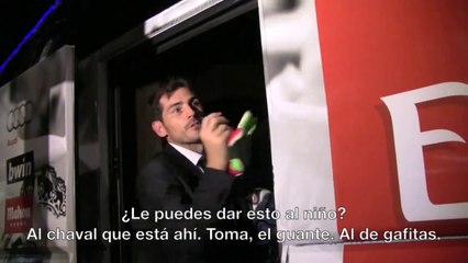 Elenco do Real comemora título e Casillas presenteia fã