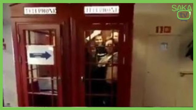Telefon Kulübesinde Halay Çeken Gençler