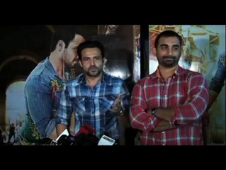 Emraan distributes 'Raja Natwarlal' T-shirts