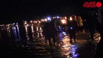 Les Traversées de Tatihou : retour aux flambeaux à 3h du mat après le bal folk sur l'île