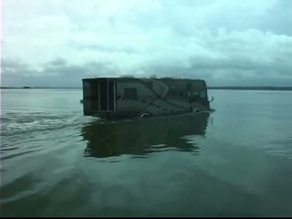 Un artisan américain crée un camping-car amphibie !