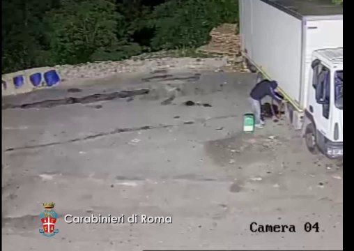 Roma - Ruba gasolio da veicoli in sosta, arrestato (11.08.14)