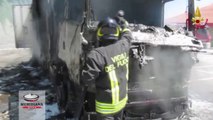 Si incendia autotreno sulla A16 ad Avellino, era vicino a colonnine di un distributore di benzina