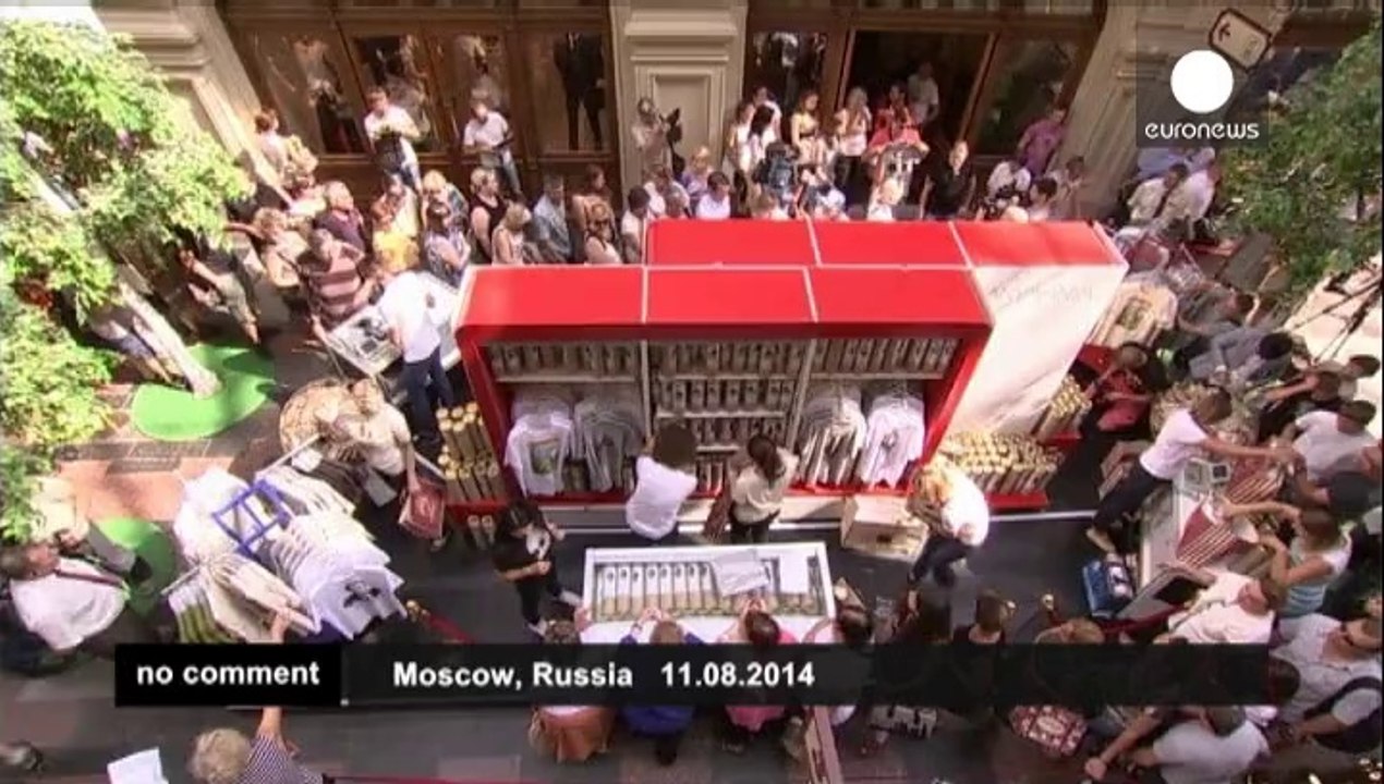 Actor Mickey Rourke queues for Putin T-shirt in Moscow