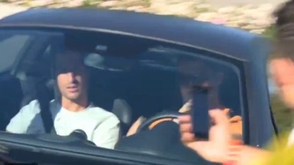 Cristiano Ronaldo aparece de carrão