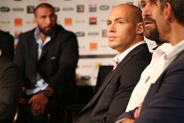 Thomas Savare et Sergio Parisse regardent vers le haut