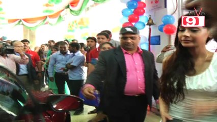 Sara Khan Launches Hyundai i20 Ellite
