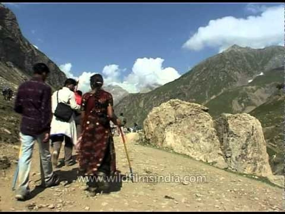Pilgrims heading towards the holy Amarnath shrine