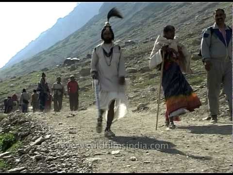 Devotees head towards Amarnath cave shrine