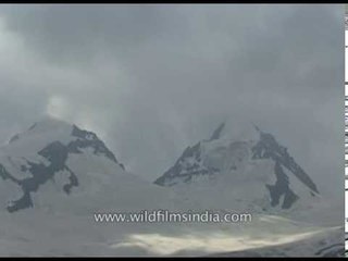 Скачать видео: Snow covered Himalayan peaks of Kashmir