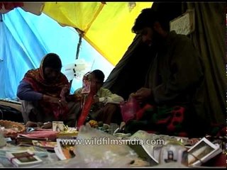 Télécharger la video: Shops selling religious trinkets, rudraksh and beads during Amarnath yatra