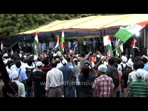 National anthem being sung by Anna Hazare's supporters