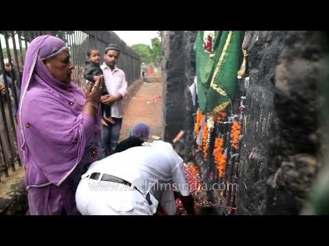 Praying to the Djinns at Feroz Shah Kotla Fort - Delhi