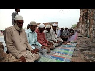 Meeting djinns at Firozeshah Kotla in Delhi!