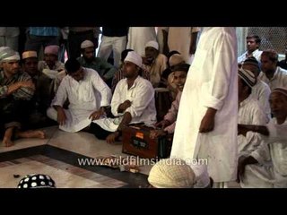 Muslim qawwals sing 'Tere karam se' at Nizamuddin Dargah