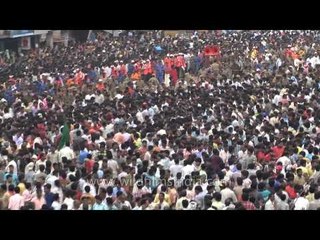 Download Video: Devotees throng the chariot of Lord Jagannath in Puri