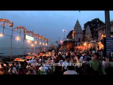 Devotees gather for evening aarti at Dashashwamedh Ghat - Uttar Pradesh
