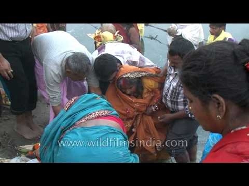 Devotees prepare to worship Sun God on the banks of Yamuna, Delhi