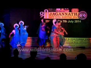 Odissi dance performance by Srivastava and her disciples