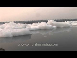 Скачать видео: Toxic foam chokes Yamuna River - Delhi