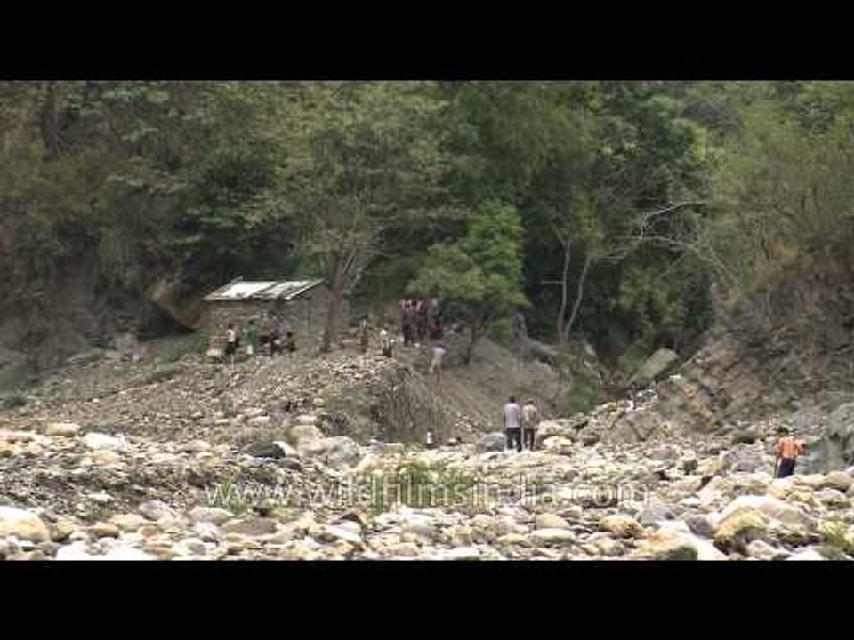 Village men gather at Aglar river valley for Maund mela 2014