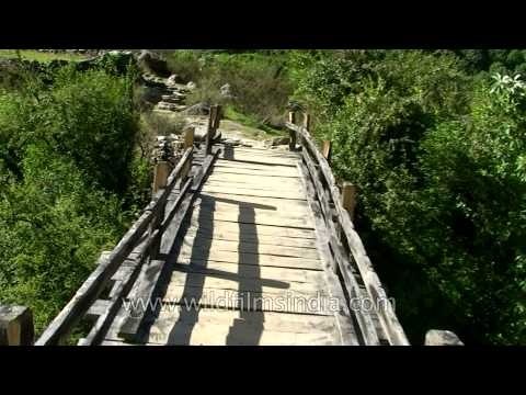 En route Har ki dun - wooden bridge over River Supin