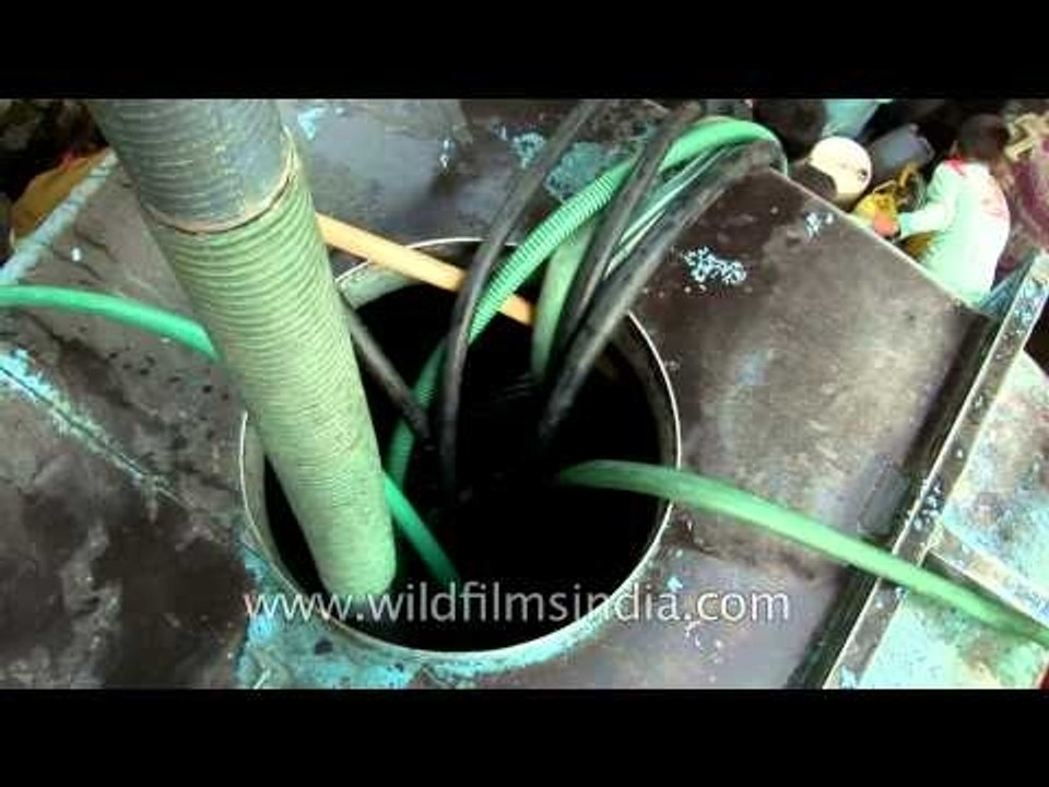 Residents of South Delhi fill up water from Delhi Jal Board tanker