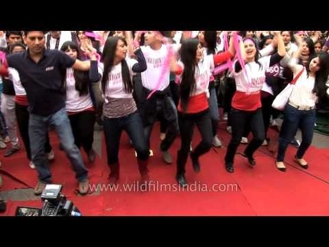 Flash mob sings Jaago re jaago at Jantar Mantar