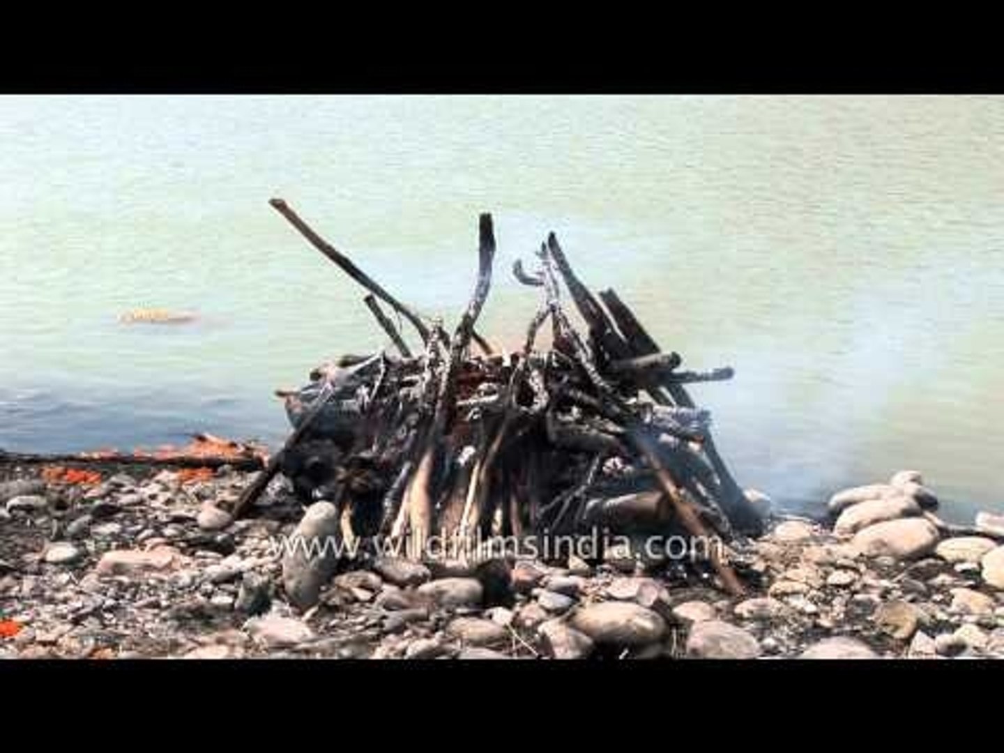 Smoke Coming Out From Funeral Pyre Video Dailymotion