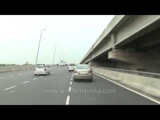 Traffic passing through DLF Gateway Tower (Ship Building), Gurgaon