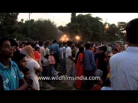 People throng to witness Ravana 'dehen' on Dussehra in Delhi