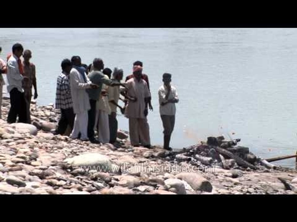 People gather for cremation - Haridwar