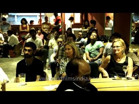 Visitors listening folk songs presented by Tetseo Sisters