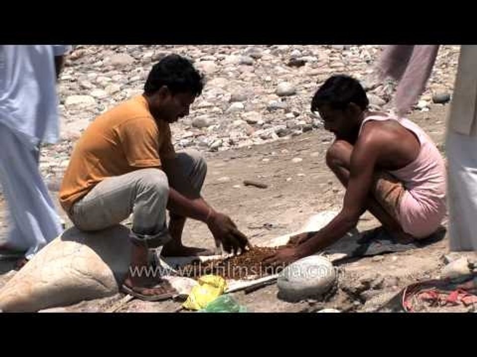 Rituals during the cremation of a Hindu dead body