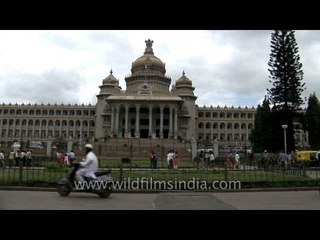 Busy traffic near the Vidhana Soudha - Bengaluru