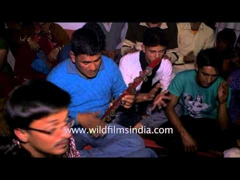 Kumaoni groom singing song along with relatives before wedding