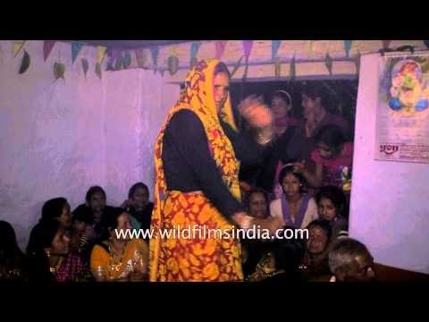 Kumaoni groom singing song along with relatives