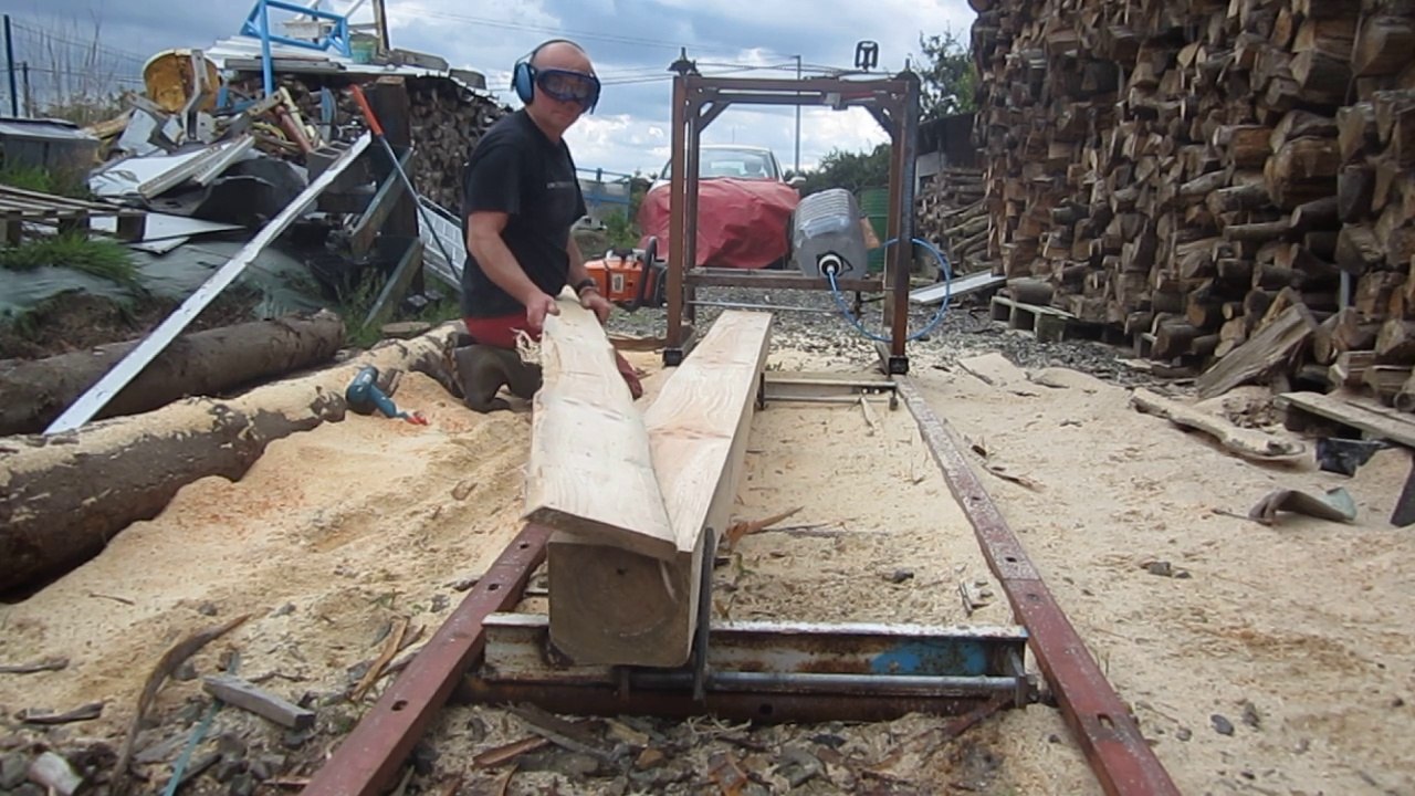 scierie à la tronçonneuse une planche