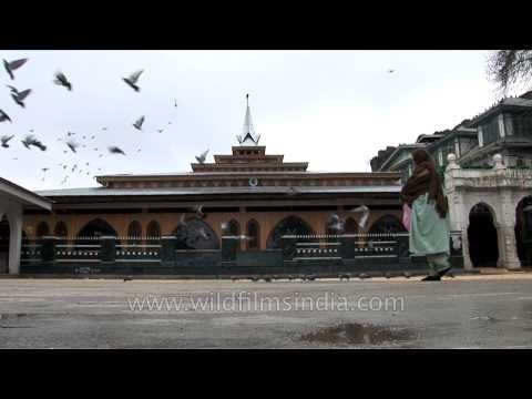 Muslim devotees throng Maqdoom Sahib Mosque - Srinagar