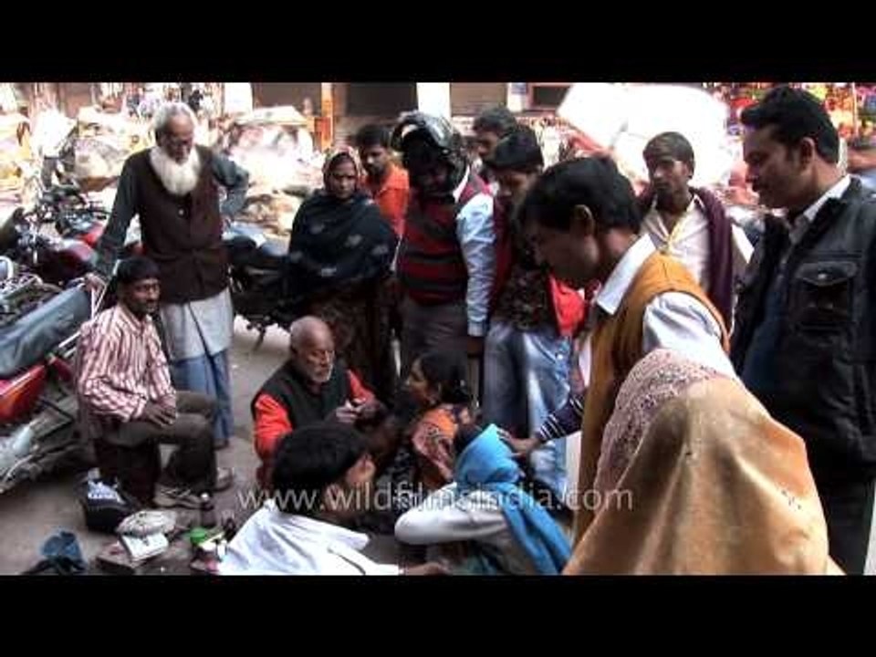 This roadside dentist patient gets an audience, how lucky!