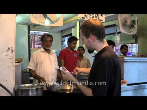 Frying fish with bare hands in oil: this man does it!